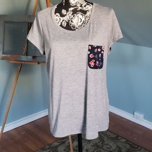 No Boundries scoop neck floral pocket tee